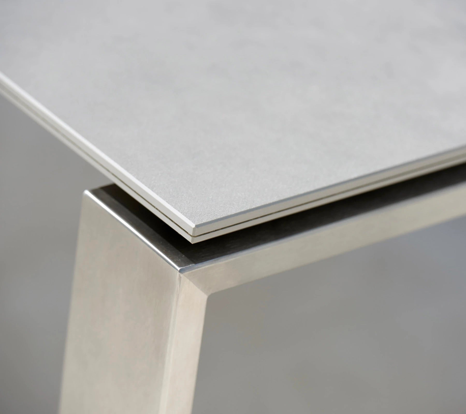 Cane-line Luxury Extendable Edge Outdoor Dining Table