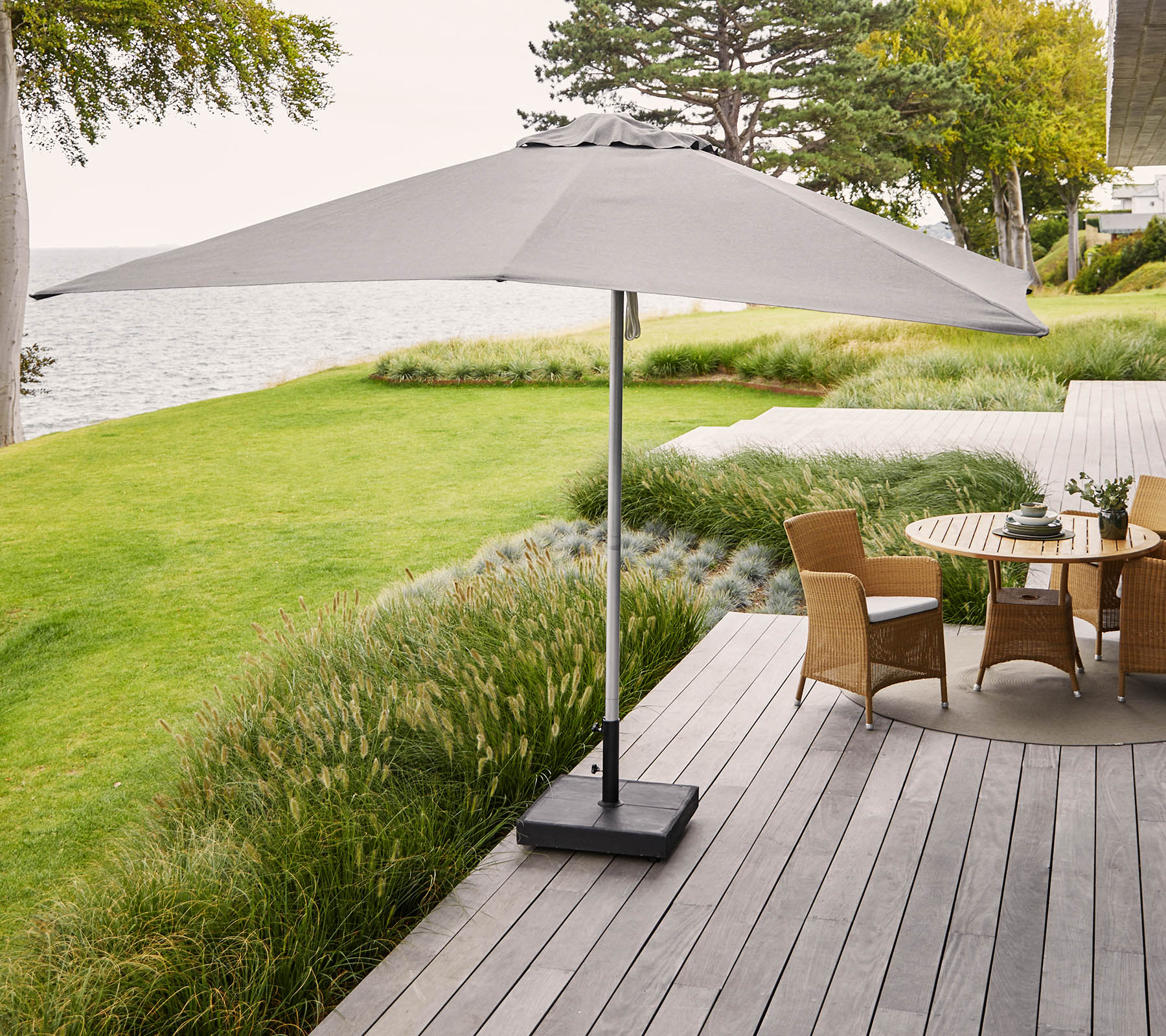 Cane-line Durable Solution-dyed Shadow Parasol for Outdoor Comfort