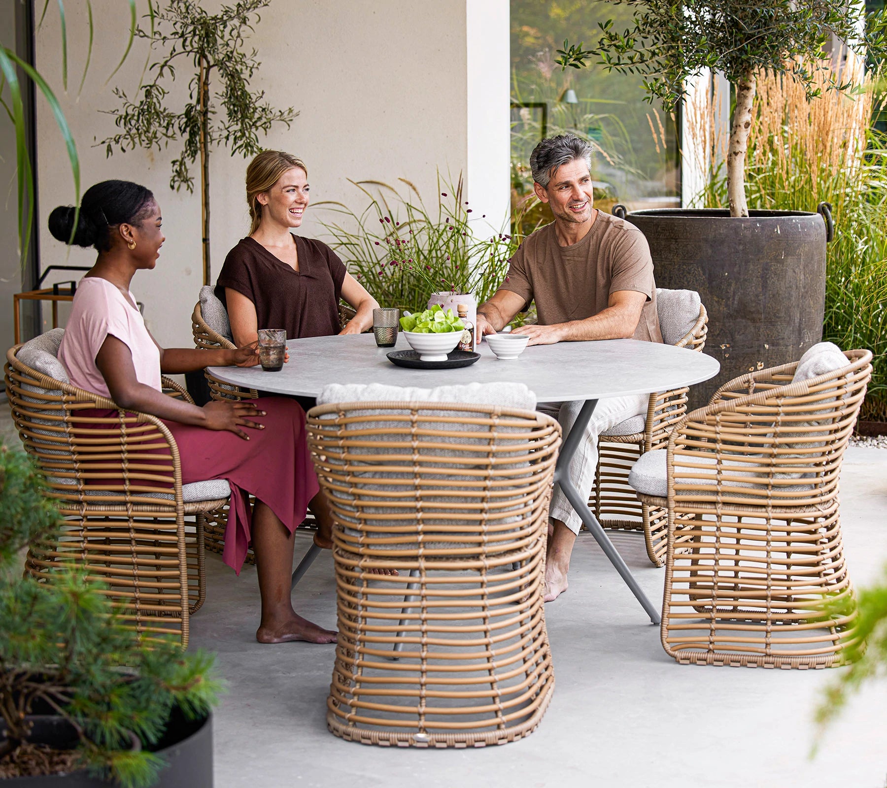 Cane-line Elegant Round Joy Dining Table with Aluminum Base