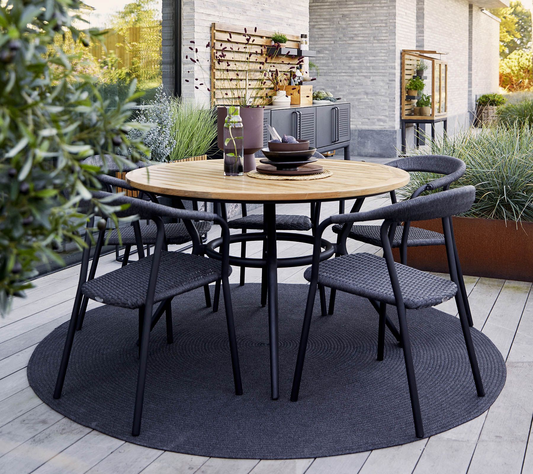 Cane-line Elegant Round Joy Dining Table with Aluminum Base