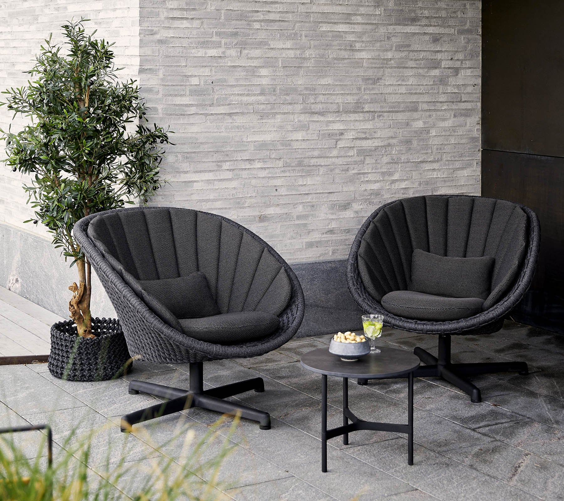 Cane-line Luxury Peacock Swivel Lounge Chair for Indoor and Outdoor Use