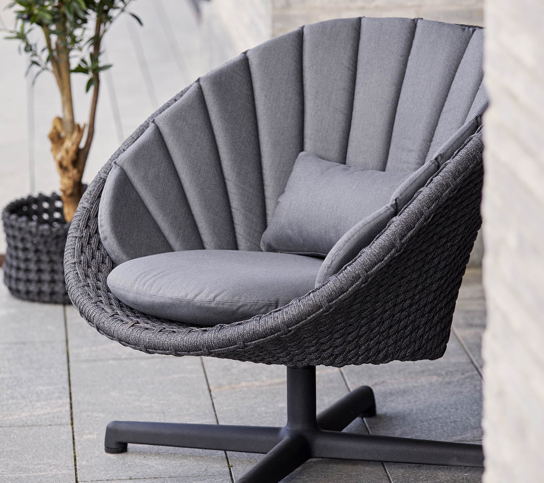 Cane-line Luxury Peacock Swivel Lounge Chair for Indoor and Outdoor Use