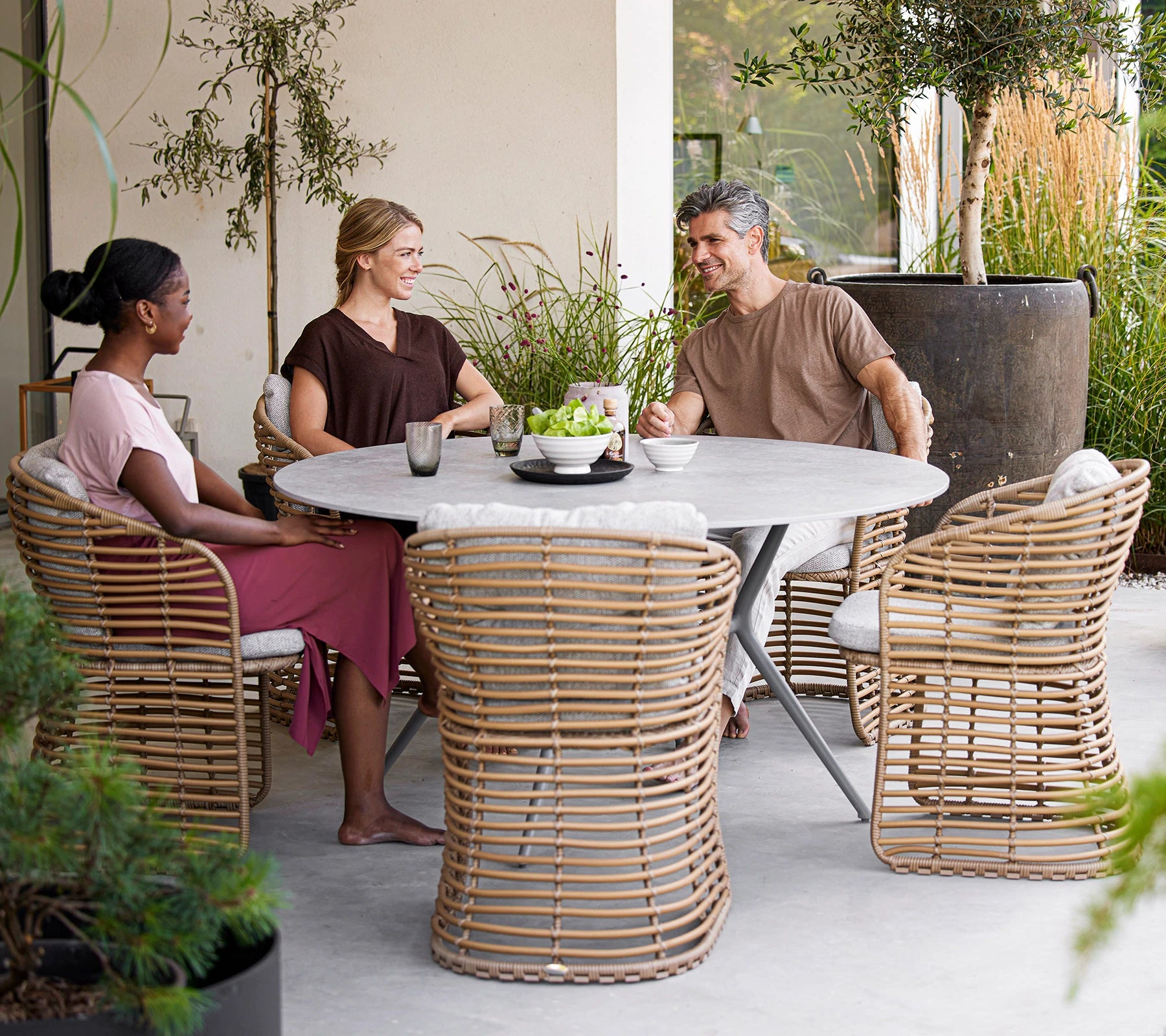 Cane-line Elegant Round Joy Dining Table with Aluminum Base
