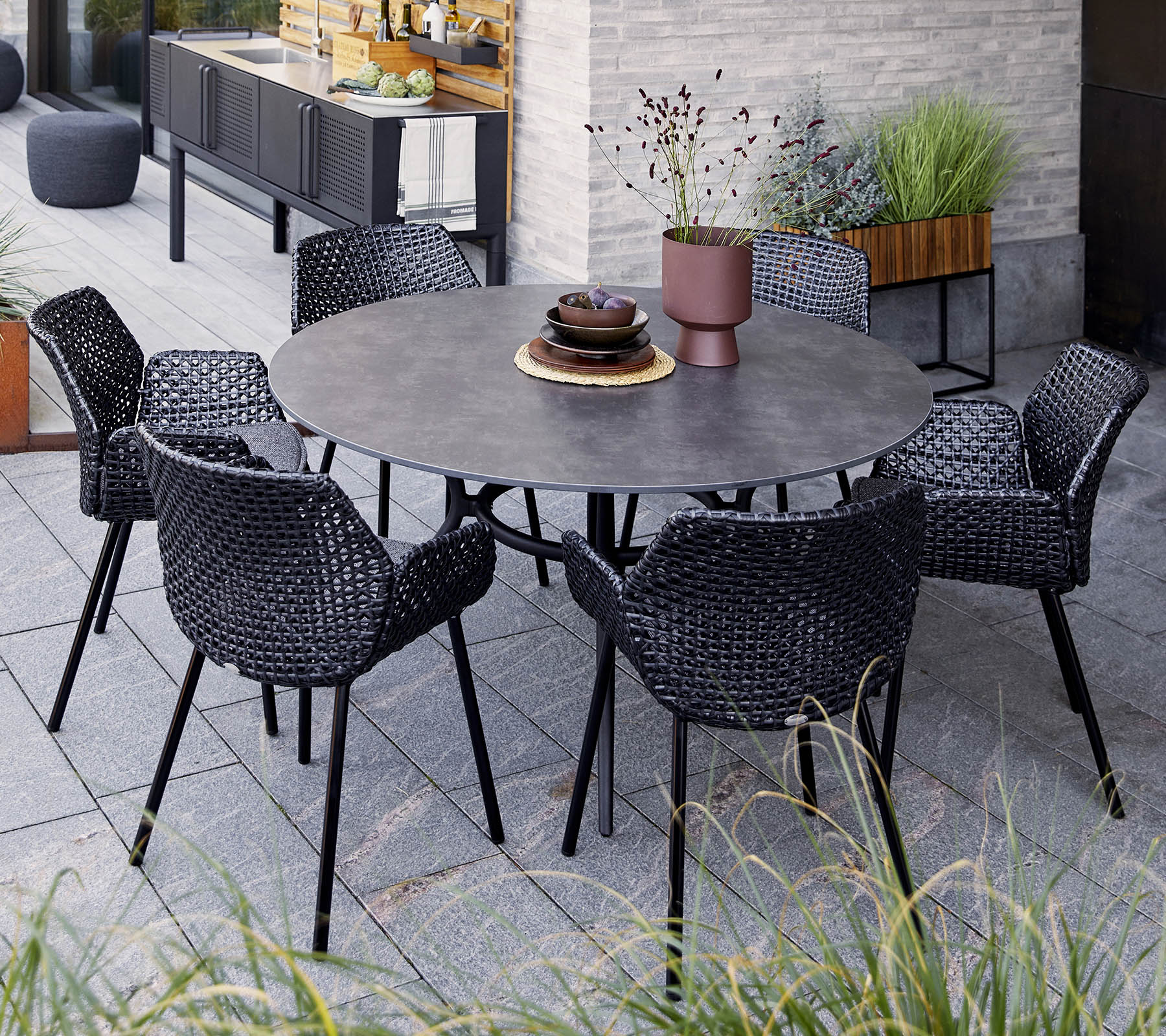 Cane-line Elegant Round Joy Dining Table with Aluminum Base