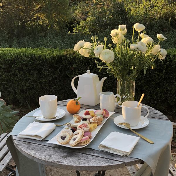 Huddleson Contemporary Luxury Italian Linen Table Runner for Elegant Dining